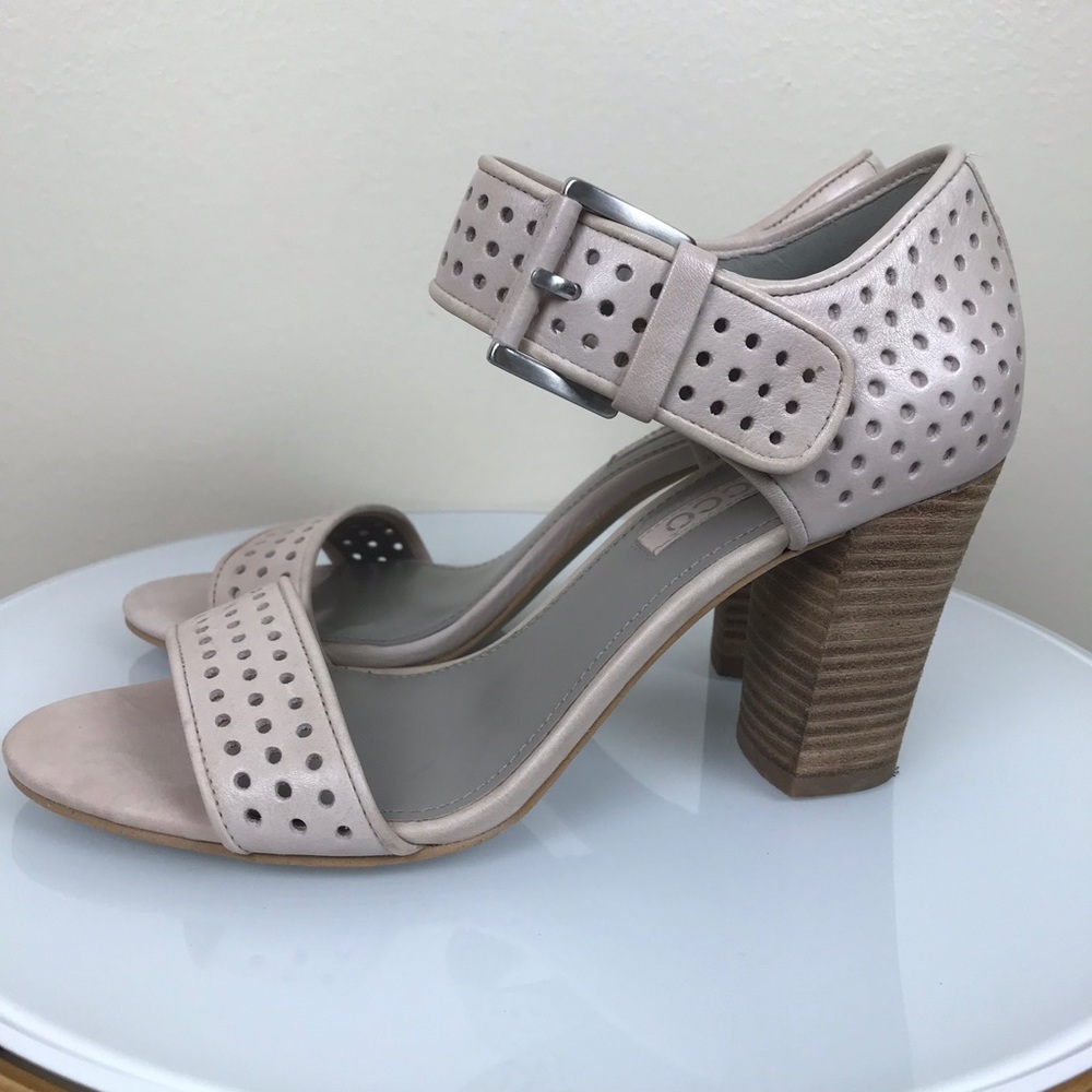 Ecco Omak blush perforated sandal EUC ⬇️